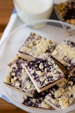 Bir kap içinde reçelli kurabiye. Doğa üzerinde snack.