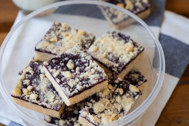 Bir kap içinde reçelli kurabiye. Doğa üzerinde snack.