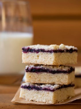 Kek veya reçelli kurabiye ya da marmelat tatlı kırıntıları, tarçın ve parşömen kağıt üzerine fındık ile yığını.