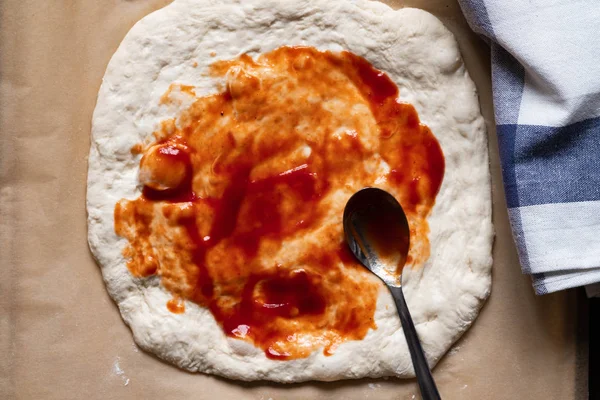 Färska Ursprungliga Italienska Raw Pizza Degen Förberedelse Traditionell Stil Tillämpa — Stockfoto