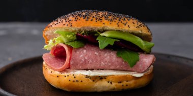 Salamlı sandviç, taze salata kopya spase ahşap bir gemide.