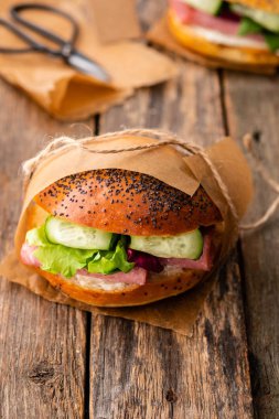 Sandviç salam, taze salata, salatalık ahşap rustik arka plan üzerinde.