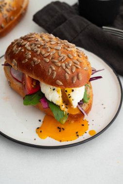 Taze avokado kahvaltı yumurta benedict sandviç ile. Yeşil salata ve tohum, sağlıklı vejetaryen gıda kavramı. Gıda arka plan, kopya alanı.