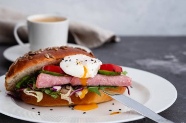 Taze sağlıklı kahvaltı - baget salata, domates, sosis salam, kahve, çok basit ve lezzetli, kopya alanı ile haşlanmış yumurta ile sandviç.