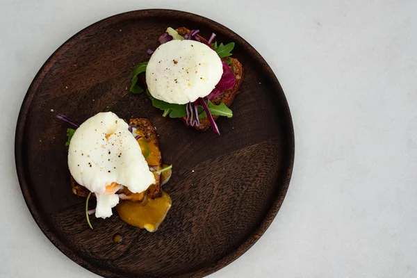 Κάτοψη Του Υγιεινό Πρωινό Αυγό Ποσέ Ψωμί Σίκαλης Για Ένα — Φωτογραφία Αρχείου