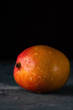 Mango meyve ve ahşap masa mango küpleri.