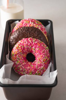 Çörek. Tatlı krema şeker yiyecek. Tatlı renkli aperatif. Sırlı sprinkles. Lezzetli pasta kahvaltı tedavi. Ekmek pasta. Buzlanma ile halka.