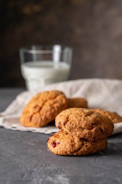 Ev yapımı yulaf ezmesi kurabiye siyah masada. Yulaf ezmesi kuru üzüm kurabiyeleri fırından yeni çıkmış.