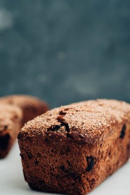 Taze çavdar ekmeğine kurutulmuş meyve. Sağlıklı gıda.