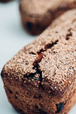 Taze çavdar ekmeğine kurutulmuş meyve. Sağlıklı gıda.