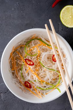 Salatalık ve havuç plaka yakın çekim üzerinde iplik erişte çorbası. 