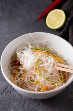 Salatalık ve havuç plaka yakın çekim üzerinde iplik erişte çorbası. 