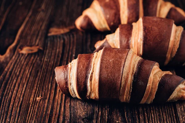 Croissants Franceses Fundo Madeira Café Manhã Com Chá Café — Fotografia de Stock