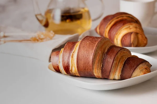 Tuoreita Croissantteja Ranskalaiset Leivonnaiset Aamiainen Croissanteilla Teellä Kahvi — kuvapankkivalokuva