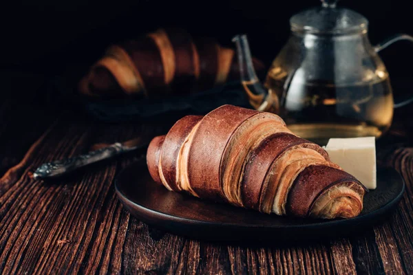 木製の背景にフランスのクロワッサン 紅茶とコーヒーを朝食します — ストック写真
