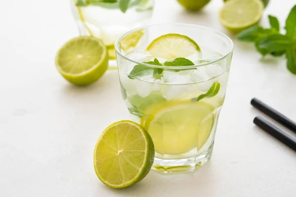 Mojito Cocktail Vit Marmor Bakgrund Mynta Lime Ice Ingredienser Och — Stockfoto