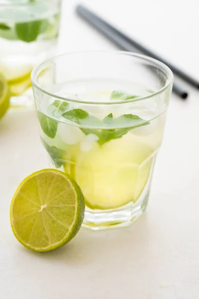 Mojito Cocktail Auf Weißem Marmorhintergrund Minze Limette Eisbestandteile Und Barshaker — Stockfoto