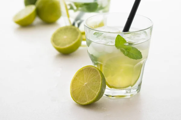 Cocktail Mojito Fondo Marmo Bianco Menta Lime Ingredienti Ghiaccio Shaker — Foto Stock