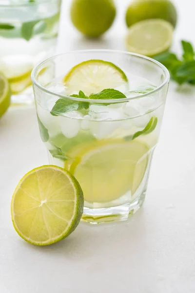 Cocktail Mojito Fondo Marmo Bianco Menta Lime Ingredienti Ghiaccio Shaker — Foto Stock