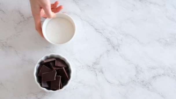 여성 손으로 초콜릿 케이크 재료를 넣는 모습. — 비디오