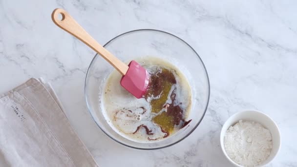 Le mani femminili mescolano burro fuso e cioccolato per torta al cioccolato. Miscelazione di cioccolato caldo e burro . — Video Stock