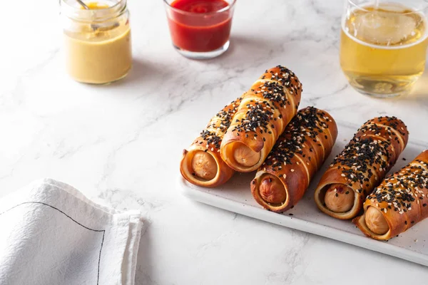 Chiens bretzels aux saucisses, avec fond blanc ketchup . — Photo