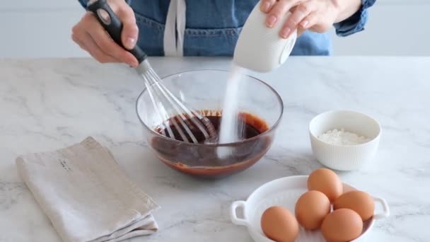 Önts cukrot egy tálba, hogy csokitortát készíthess. Sütemények. — Stock videók