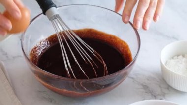 Şefin elleri yumurta kırıyor. Yumurta yavaş çekimde kırılır. Ev yapımı çikolatalı pasta yapıyorum. Pişirme malzemeleri