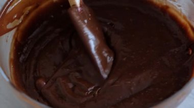 Çikolata hamuru karıştırmak veya kek, kurabiye, pasta yapmak için hamuru karıştırmak. Karıştırıcı çikolatayı kasede dövüyor.