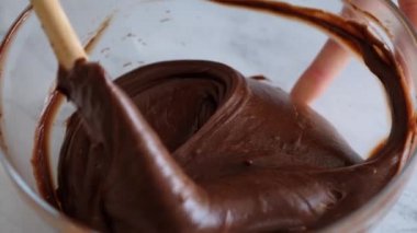 Çikolata hamuru karıştırmak veya kek, kurabiye, pasta yapmak için hamuru karıştırmak. Karıştırıcı çikolatayı kasede dövüyor.
