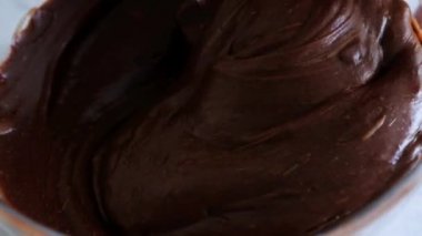 Çikolata hamuru karıştırmak veya kek, kurabiye, pasta yapmak için hamuru karıştırmak. Karıştırıcı çikolatayı kasede dövüyor.