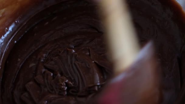 Misturando massa de chocolate ou massa para assar bolos, biscoitos, pastelaria. Misturador batendo chocolate na tigela. — Vídeo de Stock