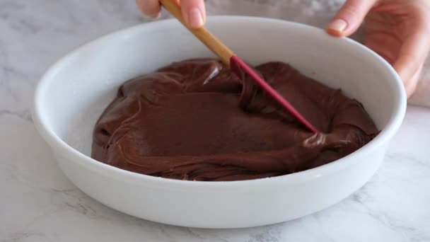 Mujer chef hace postre en su cocina. Relleno de molde de chocolate. Brownies . — Vídeos de Stock