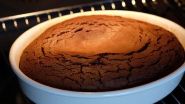 Fırından çikolatalı pasta alan kadın, ev yapımı pişirme tarifleri, şekerleme. Brownie..