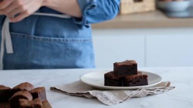 Dondurmalı çikolatalı pasta. Güzel servis tabakları. Brownie..