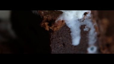 Dondurmalı çikolatalı pasta yiyen bir kadın. Güzel yemek servisi. Brownie..