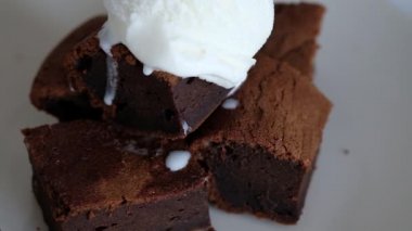 Brownie. Dondurmalı çikolatalı pasta yiyen bir kadın. Güzel yemek servisi. Brownie..