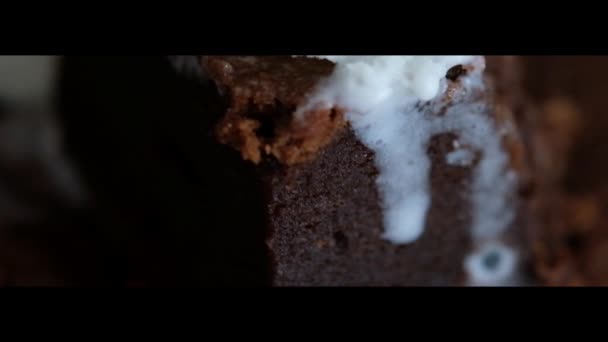 Mujer comiendo un pastel de chocolate con helado. Hermosa porción de platos. Brownies . — Vídeo de stock