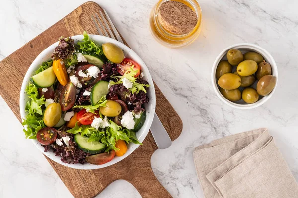 Taze sebze salatası ve zeytinli ve peynirli otlar.. — Stok fotoğraf