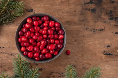 Ahşap arka planda yaban mersini kasesi. Boşluğu kopyala.