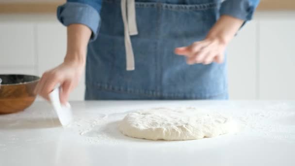 Los cocineros ponen las manos en la harina, el panadero en el trabajo, el pan y la panadería, la harina en la cocina. Pan 4K — Vídeos de Stock