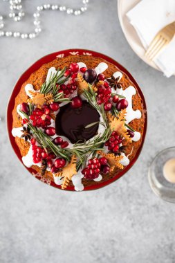 Geleneksel Noel pastası, meyveli, fındıklı ve beyaz jöleli Noel süslemeli. Üst görünüm.