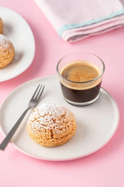 Biscoitos Craquelin Choux com recheio de creme em um fundo rosa . — Fotografia de Stock