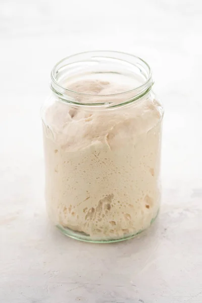 Natural leaven for bread in a glass jar. A living product. The concept of a healthy diet. Sourdough starter — Stock Photo, Image