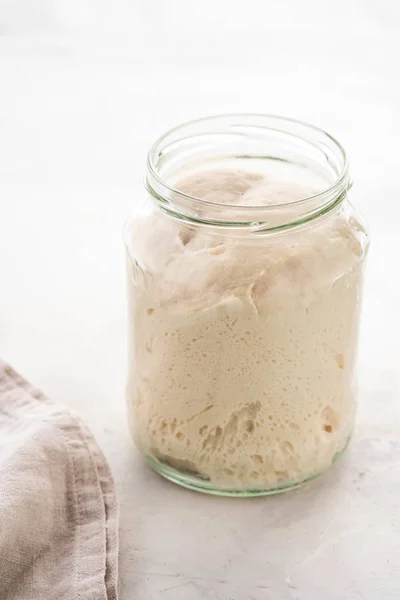 Natural leaven for bread in a glass jar. A living product. The concept of a healthy diet. Sourdough starter — Stock Photo, Image