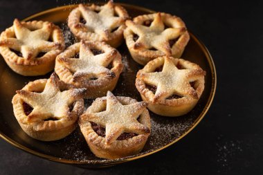 Koyu arka plan üzerinde İngiliz Noel kıyma turta.