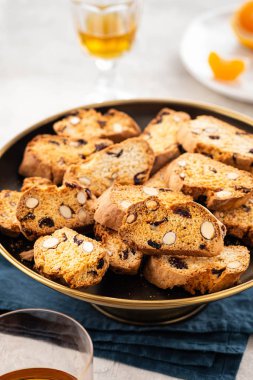 İtalyan bademli bisküvisi ve masada bir bardak tatlı şarap. Boşluğu kopyala.