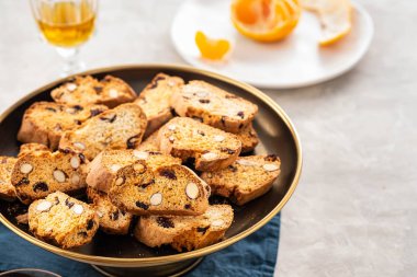 İtalyan bademli bisküvisi ve masada bir bardak tatlı şarap. Boşluğu kopyala.