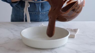 Kadın şef mutfağında tatlı yapıyor. Çikolata kalıbı. Brownie..