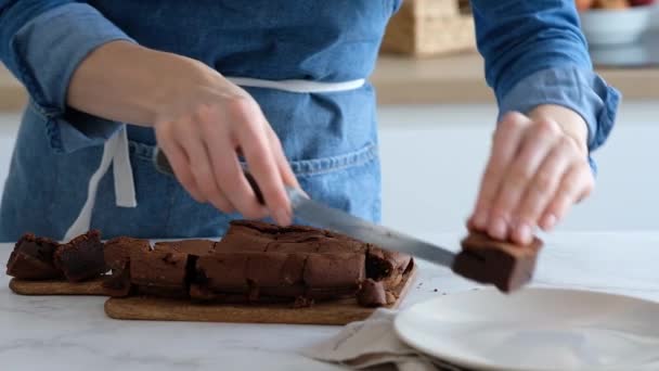 Mulher cortando em bolo de chocolate, Lento movimento aéreo. Brownies . — Vídeo de Stock